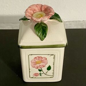 Villeroy & Boch Wildrose Charm Jam Jar Cannister 4.25” Tall White Pink Green